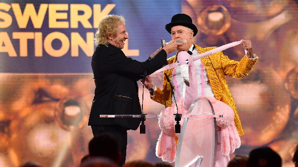 John Cleese erhlt den "Comedypreis 2019" in der Kategorie "Lebenswerk International". Links Laudator Thomas Gottschalk 